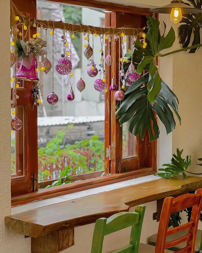 Giới trẻ TP.HCM chụp ảnh Giáng sinh rần rần tại các quán cà phê phong cách cổ điển phương Tây - Ảnh 12.