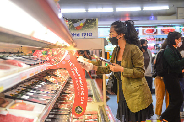 Thịt nhập đe dọa ngành chăn nuôi - Ảnh 1.