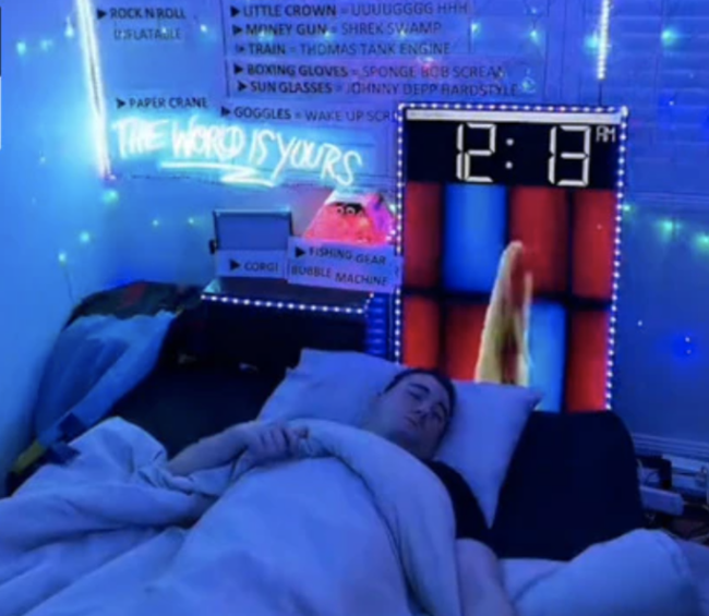 Chàng trai 28 tuổi kiếm được hơn 800 triệu đồng mỗi tháng nhờ công việc nằm ngủ cho người khác xem - Ảnh 1.