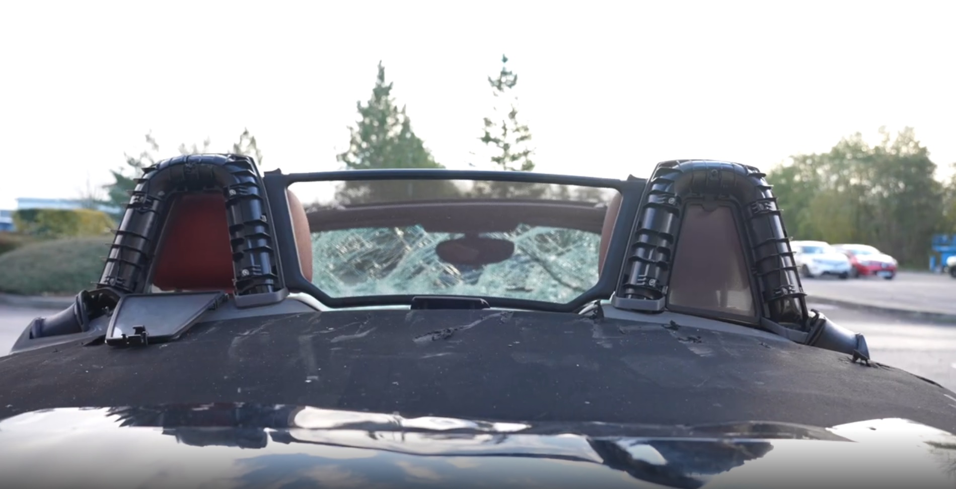 Bị xe tăng trèo qua 2 lượt, BMW Z4 vẫn lái đi thành công - Ảnh 3.