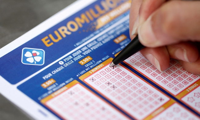 Vụ trúng xổ số kỳ lạ nhất lịch sử: Ngôi làng có 165 người cùng trúng giải độc đắc hơn 3.000 tỷ đồng - Ảnh 1. Vụ trúng xổ số kỳ lạ nhất lịch sử: Ngôi làng có 165 người cùng trúng giải độc đắc hơn 3.000 tỷ đồng - Ảnh 1.