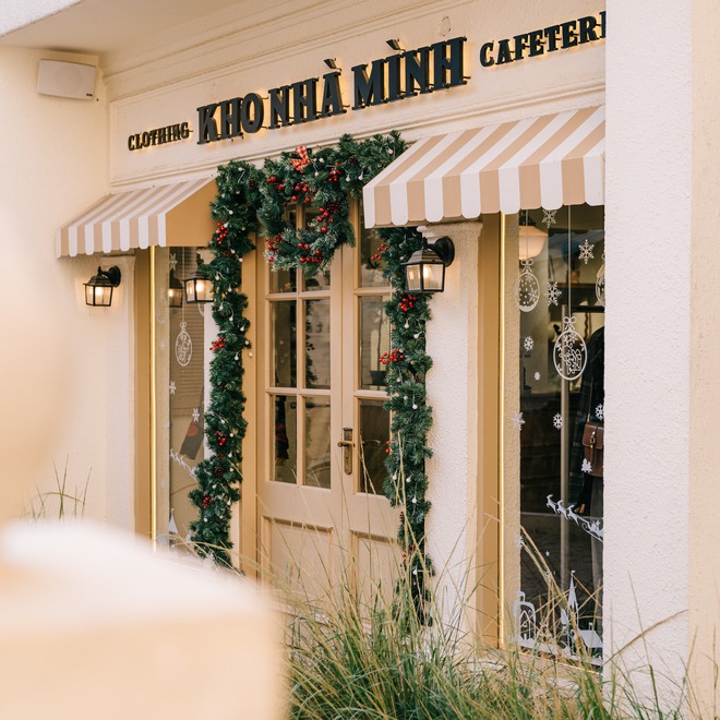 Giới trẻ TP.HCM chụp ảnh Giáng sinh rần rần tại các quán cà phê phong cách cổ điển phương Tây - Ảnh 22.
