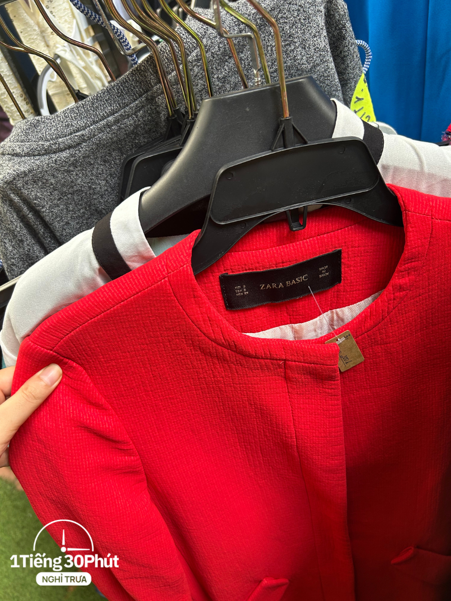 Cuối năm hội dân văn phòng đi săn đồ thanh lý của người nổi tiếng vào giờ nghỉ trưa - Ảnh 10.