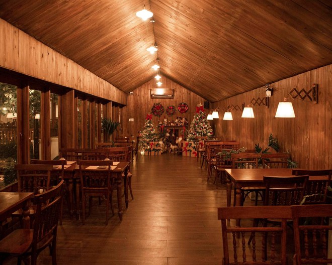 Giới trẻ TP.HCM chụp ảnh Giáng sinh rần rần tại các quán cà phê phong cách cổ điển phương Tây - Ảnh 18.