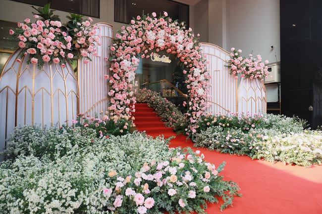  Nhận 10 cây vàng và mâm tiền mặt trong lễ ăn hỏi, Khánh Thi - Phan Hiển giàu cỡ nào? - Ảnh 4.