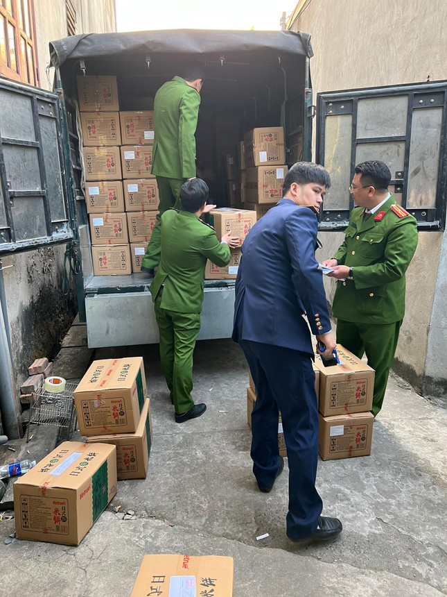 Hà Nội: Phát hiện cơ sở sản xuất hàng tấn bánh gạo Nhật Bản giả mạo - Ảnh 1.