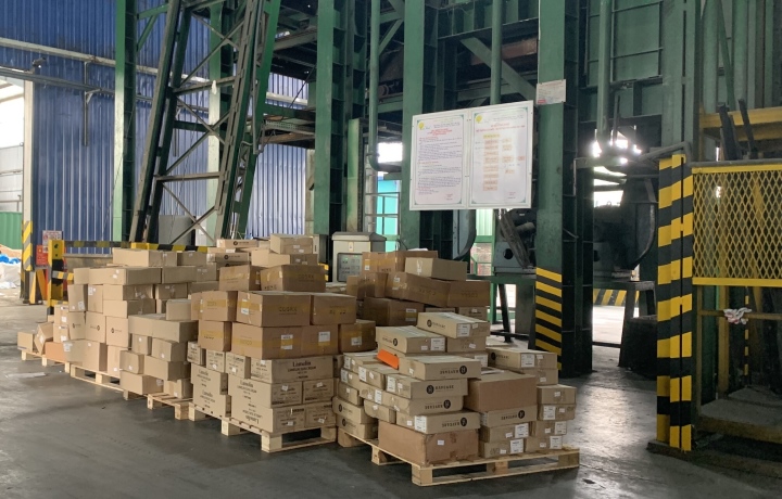 Cục QLTT Bắc Ninh tiêu hủy hơn 30.000 mỹ phẩm Hàn Quốc trị giá gần 4 tỷ đồng - Ảnh 1.