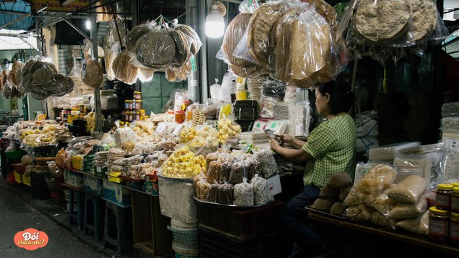 Thưởng thức đủ món đặc sản miền Trung đúng điệu tại chợ Bà Hoa - Ảnh 2.