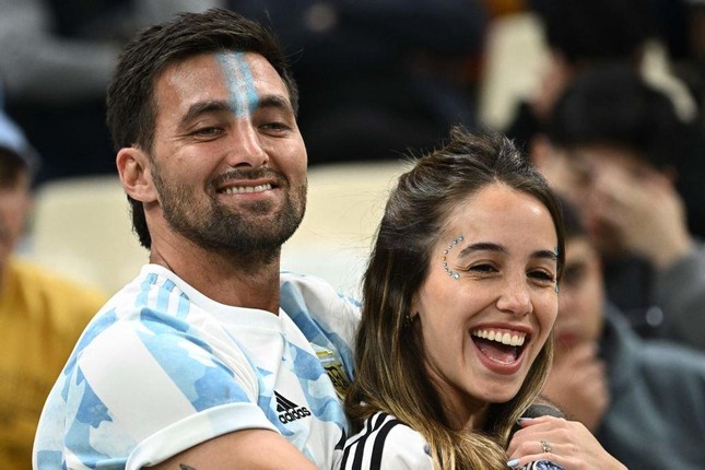 Cận cảnh dàn mỹ nữ xinh đẹp tiếp lửa cho ĐT Argentina đánh bại Croatia - Ảnh 13.