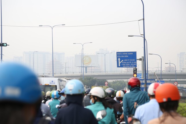 Trời se lạnh và sương mù dày đặc, người dân TPHCM khoác áo ấm ra đường - Ảnh 5.