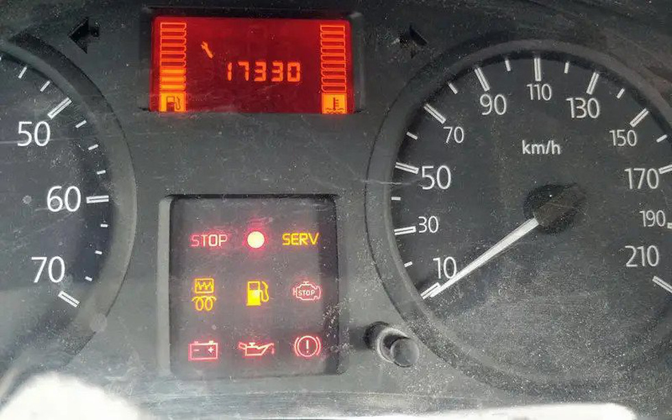 Trùm xe, hết xăng mới đổ và những thói quen giết ô tô mà bạn cần tránh - Ảnh 1.