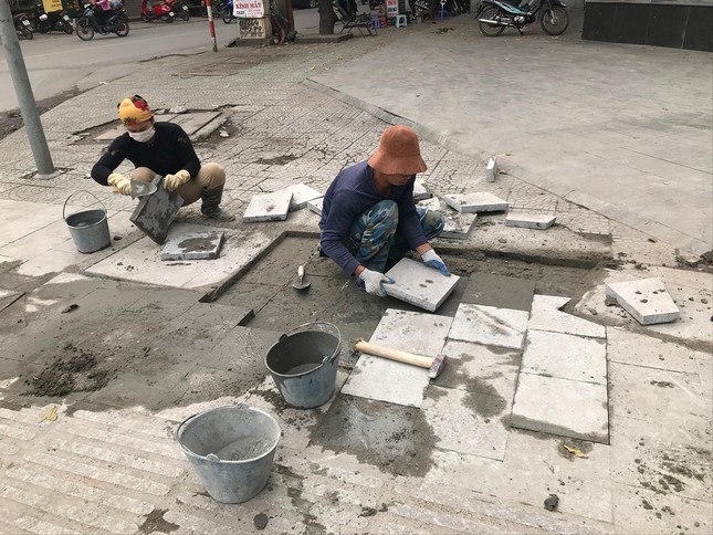 Nhiều quận, huyện Hà Nội dừng lát vỉa hè bằng đá tự nhiên - Ảnh 1. Nhiều quận, huyện Hà Nội dừng lát vỉa hè bằng đá tự nhiên - Ảnh 1.