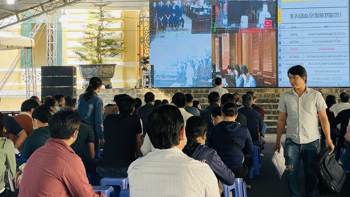 Xét xử cựu CEO Alibaba: Dụ bà lao công trả góp hơn 1 tỉ đồng - Ảnh 1. Xét xử cựu CEO Alibaba: Dụ bà lao công trả góp hơn 1 tỉ đồng - Ảnh 1.