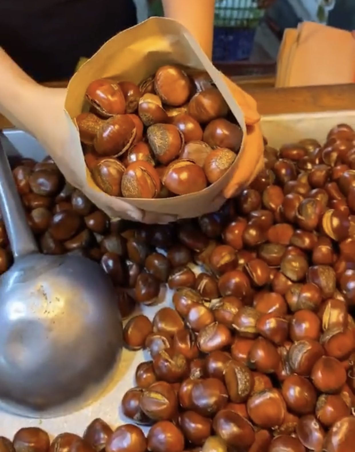 Không chỉ có ngô khoai nướng, những món mùa đông này cũng khiến các tín đồ ẩm thực Hà thành mê mẩn - Ảnh 13.