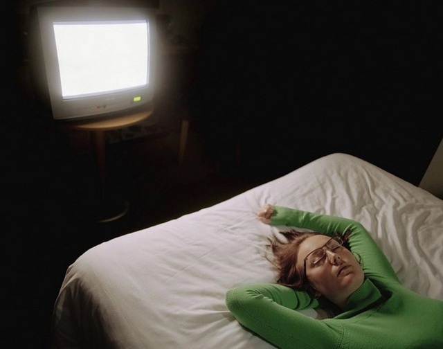Ngủ trong khi TV vẫn mở: Thói quen tưởng vô hại nhưng tiềm ẩn nhiều nguy cơ mắc các bệnh - Ảnh 2.
