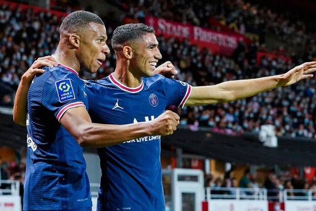 Mbappe và Hakimi: Kylian Mbappe và Achraf Hakimi là những cầu thủ tài ba sáng giá của đội bóng Paris Saint-Germain (PSG). Nếu bạn là fan của PSG hay các cầu thủ tài năng này, thì hình ảnh của họ sẽ khiến bạn thấy hứng thú và cảm thấy ngưỡng mộ.