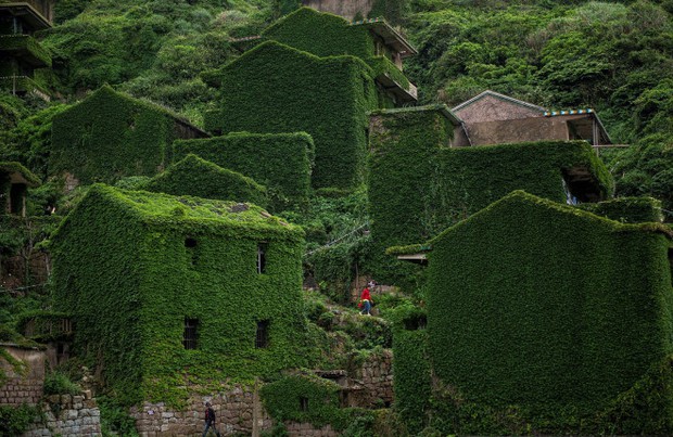 Cận cảnh ngôi làng bỏ hoang đẹp như tranh cổ tích ở Trung Quốc - Ảnh 4.