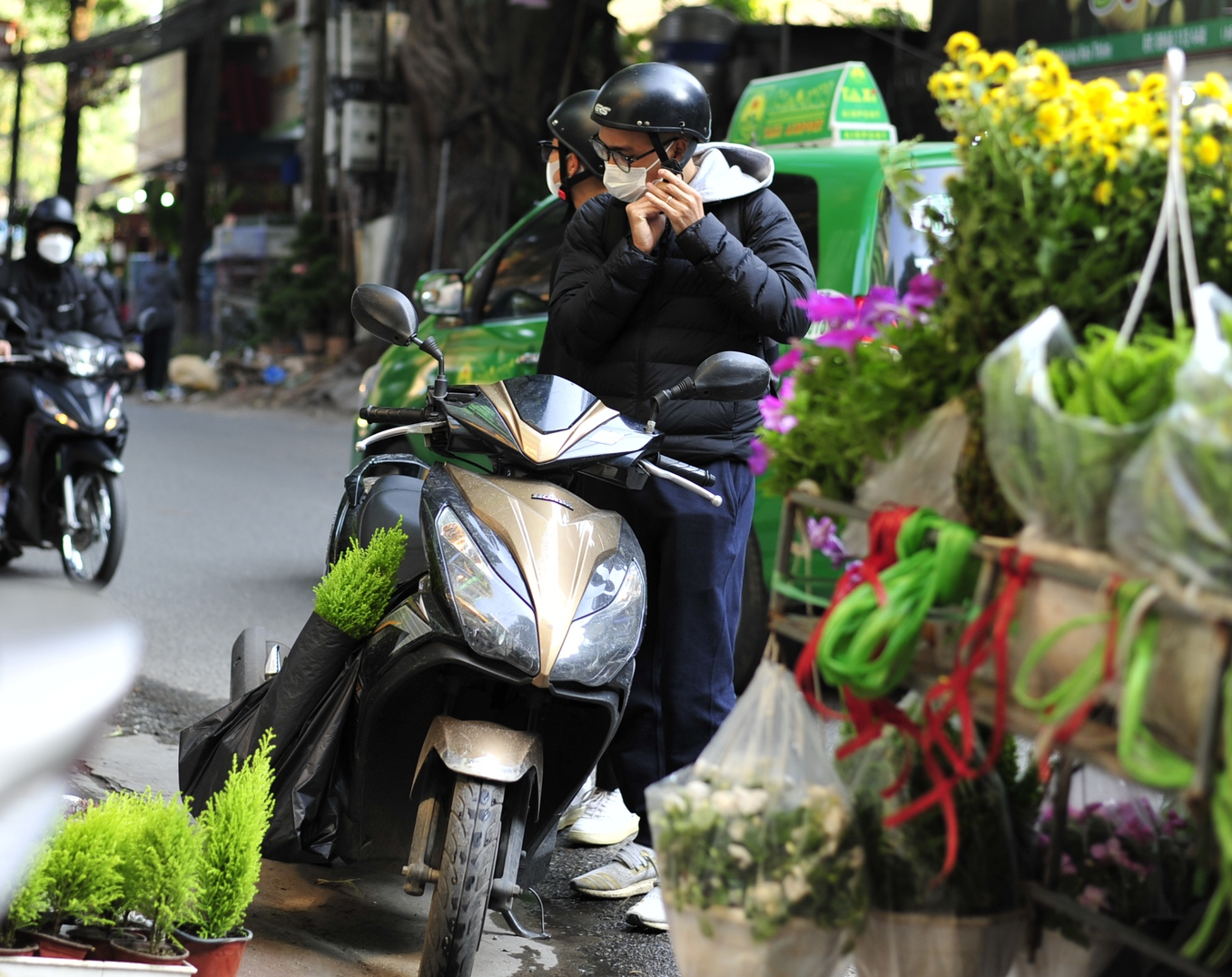 Hà Nội: Người dân thích thú với cây thông Noel tí hon bày bán dịp Giáng sinh - Ảnh 7.