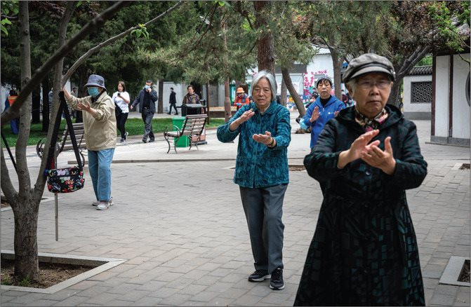 金持ちではないことに苦しむのは昔のことです。このアジアの国では、何百万人もの退職者がお金を稼ぐために労働者として働いています - 写真 2.