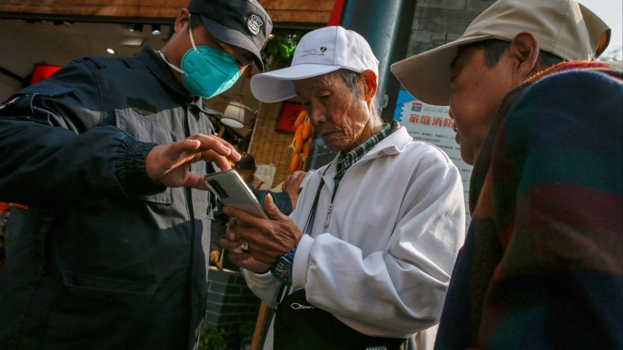 金持ちではないことに苦しむのは昔のことです。アジアの国では、何百万人もの退職者がお金を稼ぐために労働者として働いています - 写真 1.