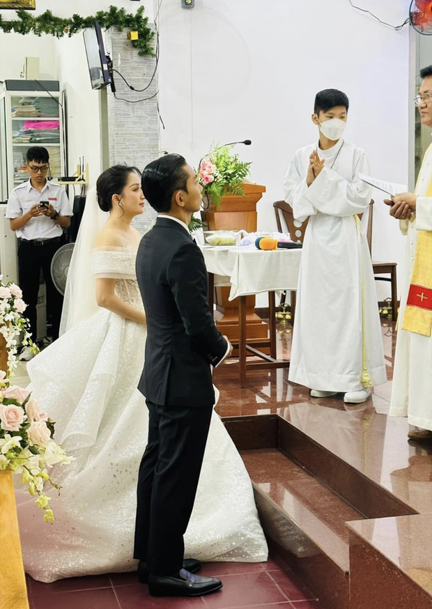  Khánh Thi - Phan Hiển tổ chức hôn lễ ở nhà thờ, hé lộ thêm loạt ảnh cưới cực xịn - Ảnh 1.