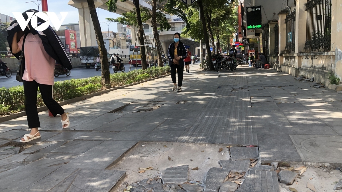 Hà Nội sẽ chấm dứt được tình trạng tập kết ô tô làm nát vỉa hè? - Ảnh 1. Hà Nội sẽ chấm dứt được tình trạng tập kết ô tô làm nát vỉa hè? - Ảnh 1.