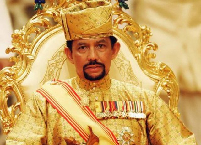 Vị vua giàu có gấp 15 lần Quốc vương Qatar: Thu nhập 100 USD/giây từ dầu mỏ, sống tại cung điện lớn nhất thế giới, từng tổ chức đua xe Ferrari vào lúc nửa đêm- Ảnh 1.