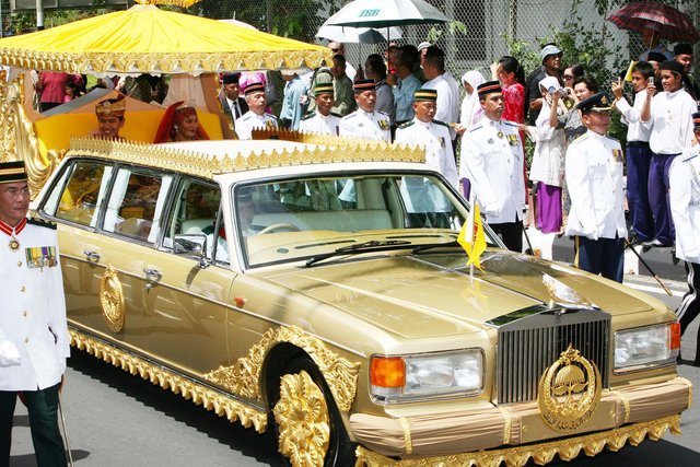 Vị vua giàu có gấp 15 lần Quốc vương Qatar: Thu nhập 100 USD/giây từ dầu mỏ, sống tại cung điện lớn nhất thế giới, từng tổ chức đua xe Ferrari vào lúc nửa đêm- Ảnh 4.