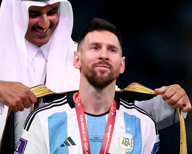 Bạn hãy đến với chúng tôi để chiêm ngưỡng hình ảnh hoành tráng của siêu sao Lionel Messi cùng chiếc áo choàng giành được sau khi đem về chiến thắng trong trận chung kết và nhận cúp. Người hâm mộ Barca chắc chắn sẽ bị cuốn hút bởi sự kiêu hãnh ấy.