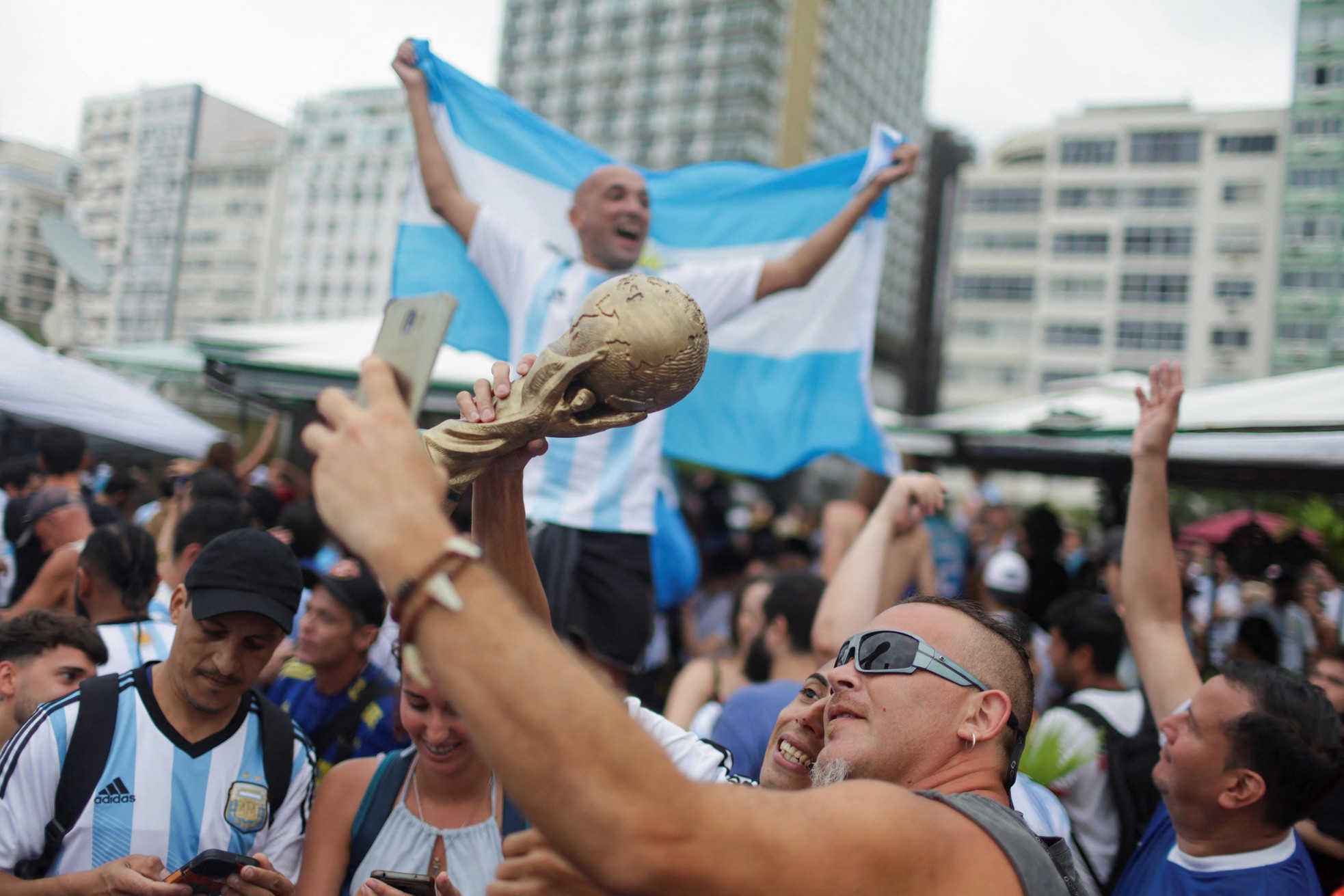 Thủ đô Argentina chìm trong mưa nước mắt vì hạnh phúc - Ảnh 13.