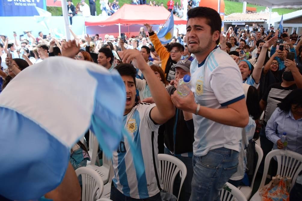 Thủ đô Argentina chìm trong mưa nước mắt vì hạnh phúc - Ảnh 3.
