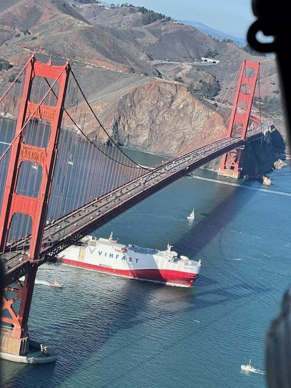 Con tàu chở 999 xe VinFast VF8 đã cập cảng California (Mỹ) - Ảnh 2.