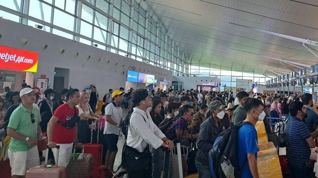 Hàng nghìn khách du lịch đang mắc kẹt ở Phú Quốc - Ảnh 5. Hàng nghìn khách du lịch đang mắc kẹt ở Phú Quốc - Ảnh 5.