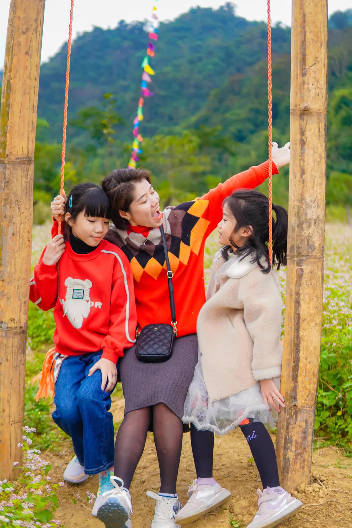 Về nơi không có mạng wifi, chỉ có lội suối, thả diều... và những khoảnh khắc yêu thương của cả gia đình - Ảnh 2.