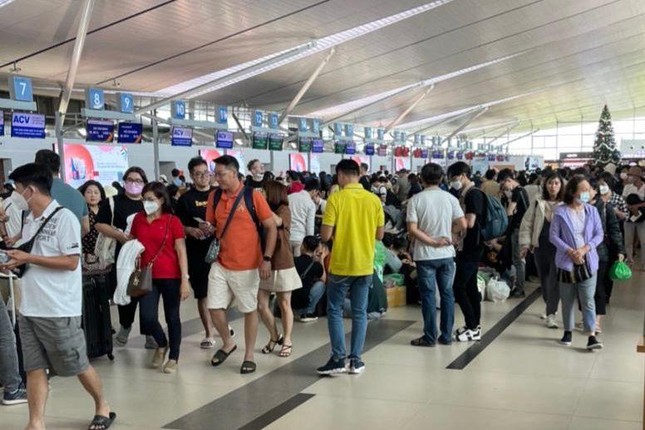 Hàng nghìn khách du lịch đang mắc kẹt ở Phú Quốc - Ảnh 3. Hàng nghìn khách du lịch đang mắc kẹt ở Phú Quốc - Ảnh 3.
