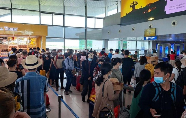 Hàng nghìn khách du lịch đang mắc kẹt ở Phú Quốc - Ảnh 1. Hàng nghìn khách du lịch đang mắc kẹt ở Phú Quốc - Ảnh 1.