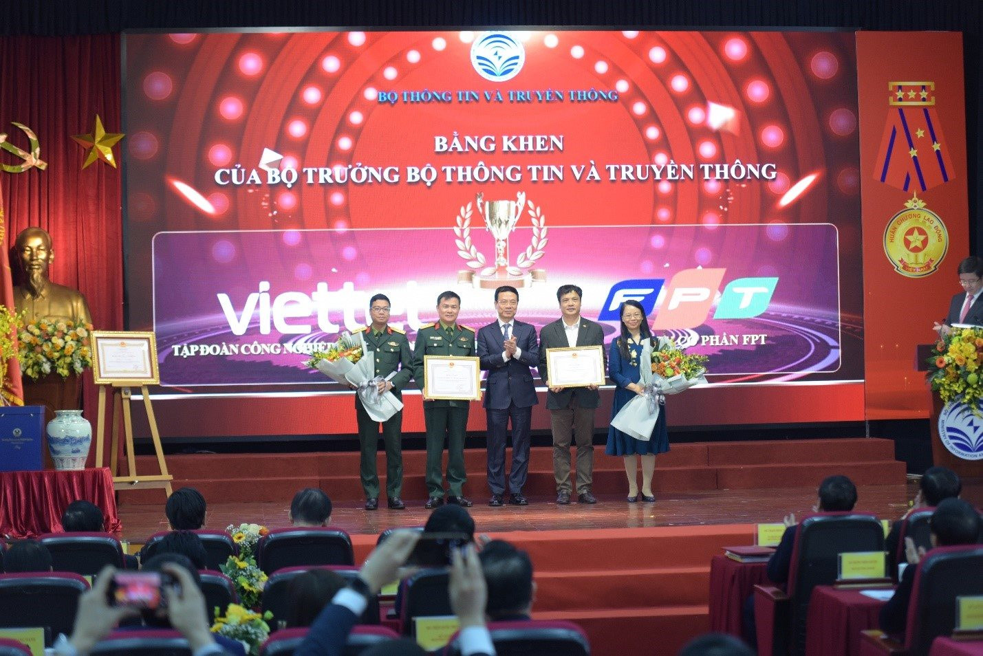 Toàn cầu hóa tăng trưởng mạnh, FPT nhận bằng khen của Bộ Thông tin Truyền thông - Ảnh 1. Toàn cầu hóa tăng trưởng mạnh, FPT nhận bằng khen của Bộ Thông tin Truyền thông - Ảnh 1.