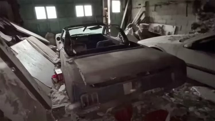 40 năm sau khi bị bỏ hoang, bộ sưu tập xe Chevrolet, Mercury ngập trong cát bụi: Chủ nhân là người trúng xổ số nhưng bị phá sản - Ảnh 3. 40 năm sau khi bị bỏ hoang, bộ sưu tập xe Chevrolet, Mercury ngập trong cát bụi: Chủ nhân là người trúng xổ số nhưng bị phá sản - Ảnh 3.