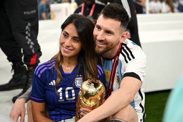 Bức ảnh này khiến bao trái tim người hâm mộ Messi đổ gục, siêu sao này đã hôn lên chiếc cúp vô địch đầy ý nghĩa. Hãy cùng xem và cảm nhận tình cảm của Messi với chiếc cúp nhé!