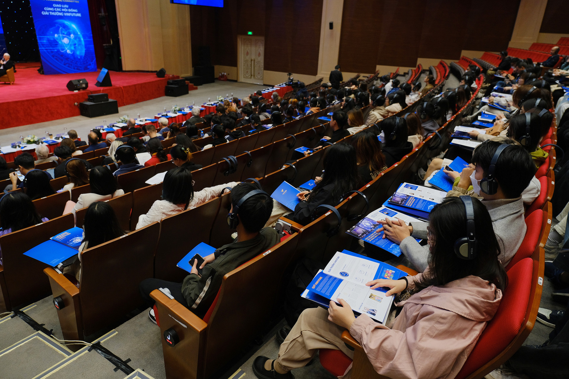 Chủ tịch Hội đồng giải thưởng VinFuture chia sẻ bài học từ giải Nobel, điểm chung giữa nhà khoa khoa học vĩ đại và tỷ phú - Ảnh 5.