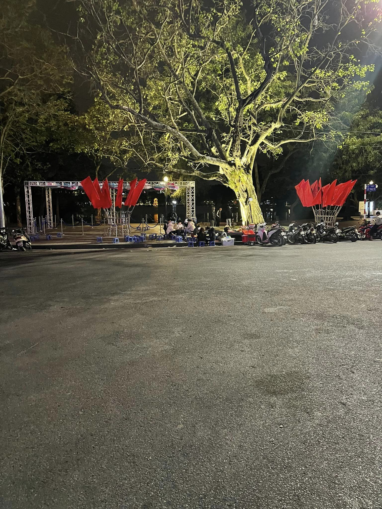 Rủ nhau đi ăn khoai nướng đón gió mùa tại Hồ Gươm, cô gái bất ngờ khi phải trả gần 600 nghìn cho 4 củ khoai, 3 bắp ngô và 10 quả trứng - Ảnh 4. Rủ nhau đi ăn khoai nướng đón gió mùa tại Hồ Gươm, cô gái bất ngờ khi phải trả gần 600 nghìn cho 4 củ khoai, 3 bắp ngô và 10 quả trứng - Ảnh 4.