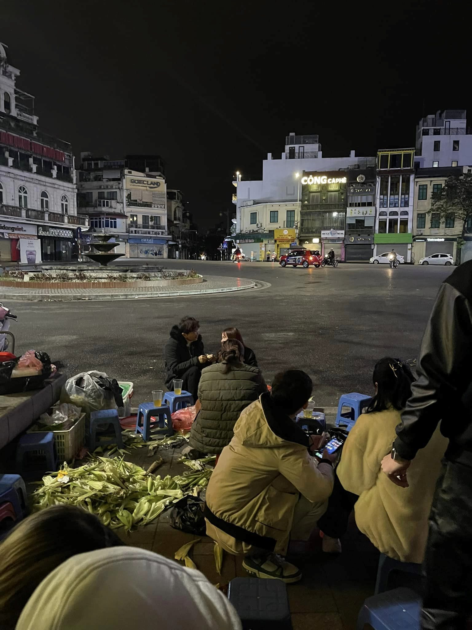 Rủ nhau đi ăn khoai nướng đón gió mùa tại Hồ Gươm, cô gái bất ngờ khi phải trả gần 600 nghìn cho 4 củ khoai, 3 bắp ngô và 10 quả trứng - Ảnh 3. Rủ nhau đi ăn khoai nướng đón gió mùa tại Hồ Gươm, cô gái bất ngờ khi phải trả gần 600 nghìn cho 4 củ khoai, 3 bắp ngô và 10 quả trứng - Ảnh 3.