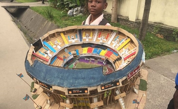 Cậu bé dùng bìa giấy làm ra mô hình sân vận động đẹp như thật gây sốt trên mạng - Ảnh 1.