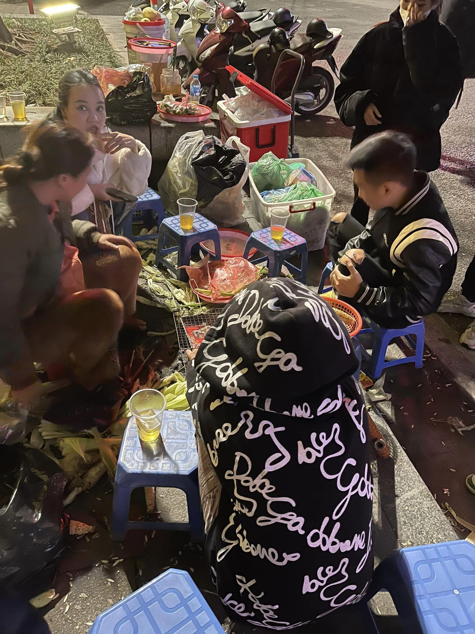 Rủ nhau đi ăn khoai nướng đón gió mùa tại Hồ Gươm, cô gái bất ngờ khi phải trả gần 600 nghìn cho 4 củ khoai, 3 bắp ngô và 10 quả trứng - Ảnh 2. Rủ nhau đi ăn khoai nướng đón gió mùa tại Hồ Gươm, cô gái bất ngờ khi phải trả gần 600 nghìn cho 4 củ khoai, 3 bắp ngô và 10 quả trứng - Ảnh 2.