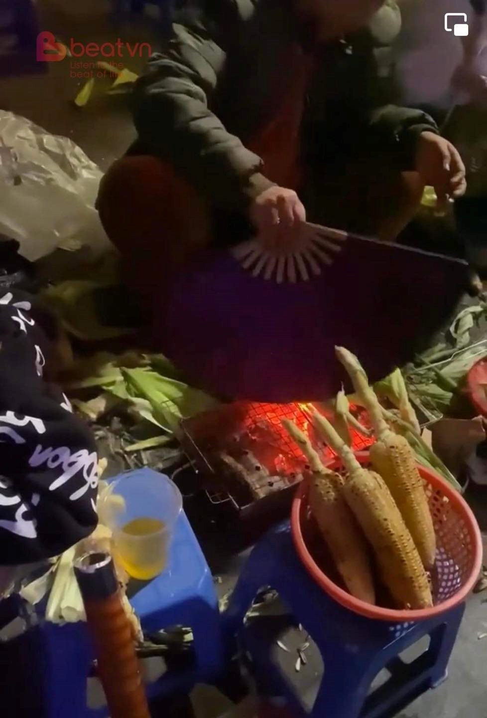 Rủ nhau đi ăn khoai nướng đón gió mùa tại Hồ Gươm, cô gái bất ngờ khi phải trả gần 600 nghìn cho 4 củ khoai, 3 bắp ngô và 10 quả trứng - Ảnh 1. Rủ nhau đi ăn khoai nướng đón gió mùa tại Hồ Gươm, cô gái bất ngờ khi phải trả gần 600 nghìn cho 4 củ khoai, 3 bắp ngô và 10 quả trứng - Ảnh 1.