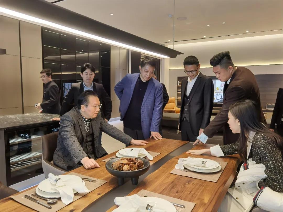 Thuật quản trị của người thợ mộc vay 100 USD khởi nghiệp dựng nên đế chế 13 tỷ USD: Tặng sách, thuê bảo mẫu cho gia đình nhân viên - Ảnh 2.