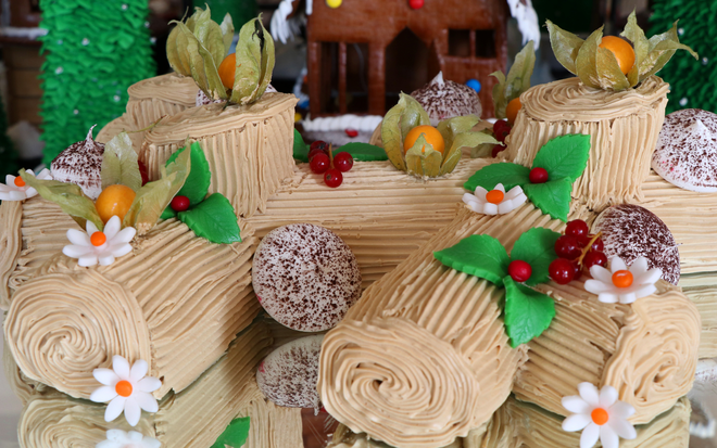 Tại sao trên thế giới món bánh trông như khúc gỗ lại trở thành huyền thoại trong đêm Giáng Sinh? - Ảnh 4. Tại sao trên thế giới món bánh trông như khúc gỗ lại trở thành huyền thoại trong đêm Giáng Sinh? - Ảnh 4.