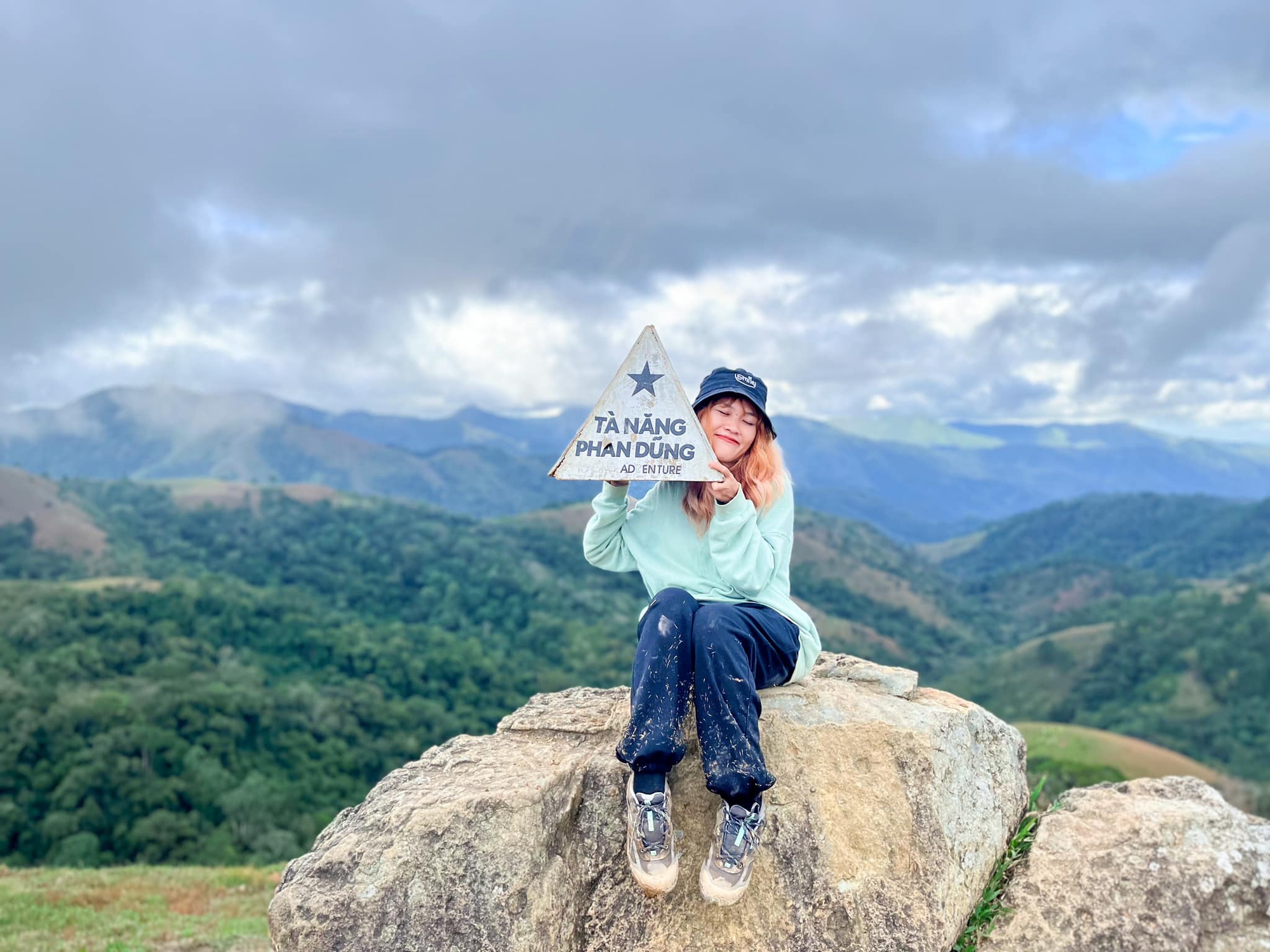 Kết thúc năm cũ, người người đổ xô đi trekking tại những cột mốc hùng vĩ từ miền Bắc đến miền Trung - Ảnh 4.