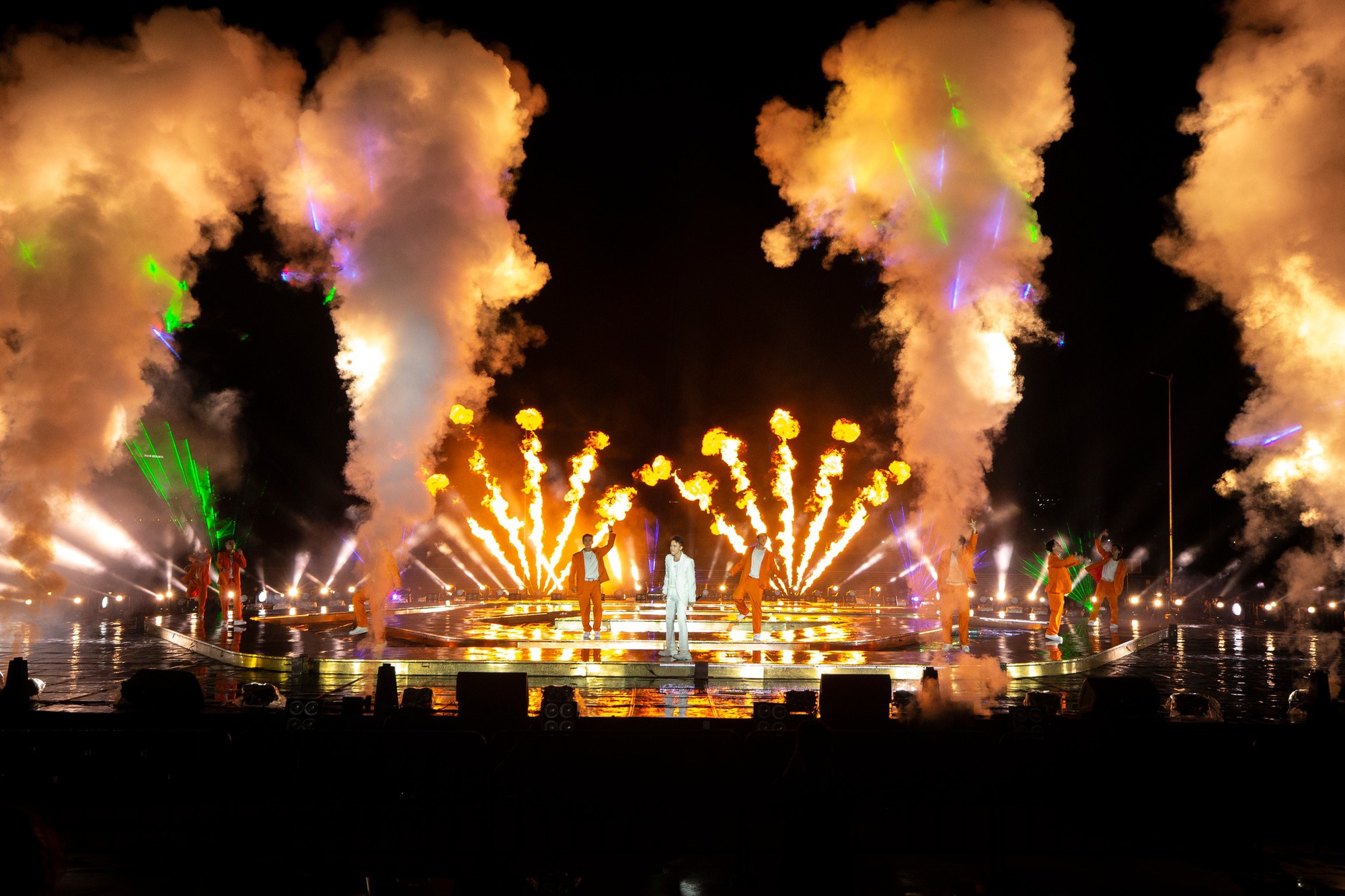 Viet Vision - công ty do Hà Anh Tuấn đứng sau: Làm nhạc cho giải thưởng VinFuture của tỷ phú Phạm Nhật Vượng, đại gia Masterise, Trung Nguyên tín nhiệm - Ảnh 4. Viet Vision - công ty do Hà Anh Tuấn đứng sau: Làm nhạc cho giải thưởng VinFuture của tỷ phú Phạm Nhật Vượng, đại gia Masterise, Trung Nguyên tín nhiệm - Ảnh 4.