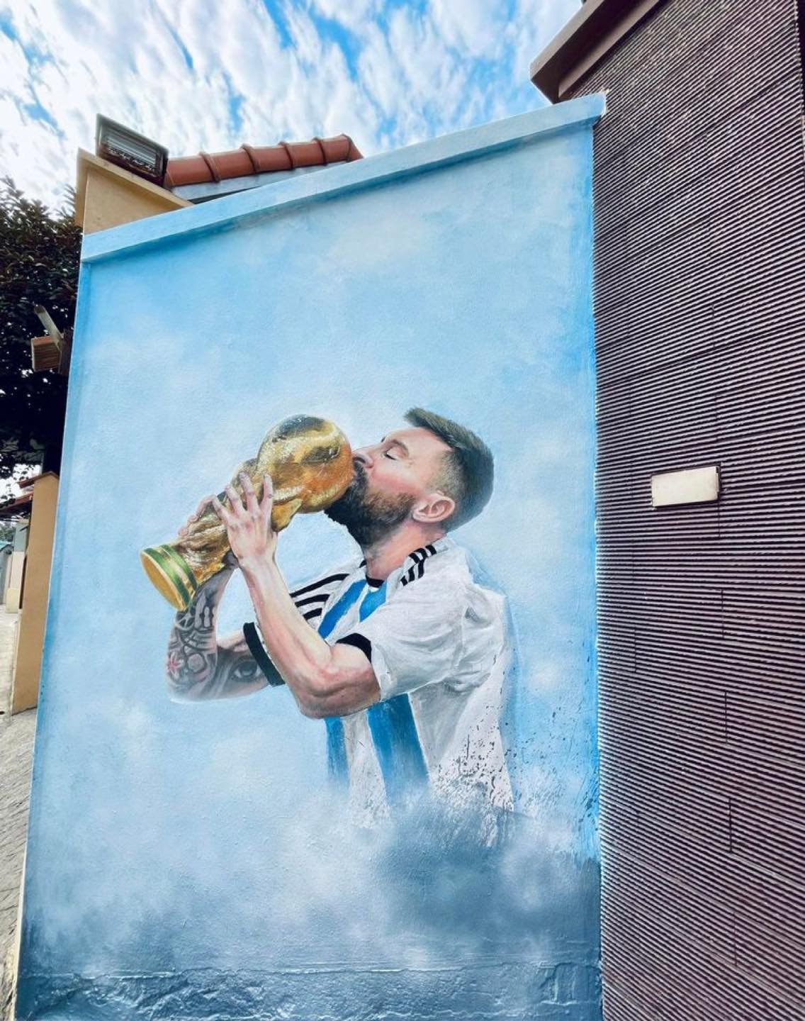 Mê Messi, chàng trai Hà Nội "thay áo" ngôi nhà bằng hình thần tượng, ăn  mừng chiến thắng